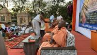 Pradhan Acharya Pt Navaratna Shastri honouring H.H. Swamiji